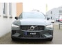 Volvo V60 T6 Plug-in hybrid AWD Plus Dark | Panoramadak | Harman Kardon geluidsysteem | Rondomzicht camera | Hemelbekleding donker | Nappa leder charcoal bekleding | Google services | Getinte ramen | Apple Carplay & Android Auto | Verwarmbare voor- en achterstoelen | Verwarmbaar stuurwiel | Elektrisch verstelbare stoelen met geheugenstanden |
