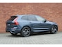 Volvo XC60 T6 Plug-in hybrid AWD Plus Black Edition | Actieve Luchtvering | Panoramisch dak met schuif-/kantel functie | Harman kardon geluidsinstallatie | Verwarmbaar stuurwiel | Geventileerde stoelen voor/achter | Stoelen achter verwarmbaar | 360 graden camera | Head-up Display | Getinte ramen achter | 21 inch Black ed. Velgen |