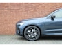 Volvo XC60 T6 Plug-in hybrid AWD Plus Black Edition | Actieve Luchtvering | Panoramisch dak met schuif-/kantel functie | Harman kardon geluidsinstallatie | Verwarmbaar stuurwiel | Geventileerde stoelen voor/achter | Stoelen achter verwarmbaar | 360 graden camera | Head-up Display | Getinte ramen achter | 21 inch Black ed. Velgen |