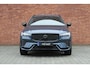 Volvo XC60 T6 Plug-in hybrid AWD Plus Black Edition | Actieve Luchtvering | Panoramisch dak met schuif-/kantel functie | Harman kardon geluidsinstallatie | Verwarmbaar stuurwiel | Geventileerde stoelen voor/achter | Stoelen achter verwarmbaar | 360 graden camera | Head-up Display | Getinte ramen achter | 21 inch Black ed. Velgen |