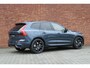 Volvo XC60 T6 Plug-in hybrid AWD Plus Black Edition | Luchtvering | Panoramisch dak met schuif-/kantel functie | Harman kardon geluidsinstallatie | Verwarmbaar stuurwiel | Stoelen achter verwarmbaar | 360 graden camera | Head-up Display | Getinte ramen achter | 21 inch Black ed. Velgen |