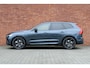 Volvo XC60 T6 Plug-in hybrid AWD Plus Black Edition | Actieve Luchtvering | Panoramisch dak met schuif-/kantel functie | Harman kardon geluidsinstallatie | Verwarmbaar stuurwiel | Geventileerde stoelen voor/achter | Stoelen achter verwarmbaar | 360 graden camera | Head-up Display | Getinte ramen achter | 21 inch Black ed. Velgen |