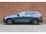 Volvo XC60 T6 Plug-in hybrid AWD Plus Black Edition | Luchtvering | Panoramisch dak met schuif-/kantel functie | Harman kardon geluidsinstallatie | Verwarmbaar stuurwiel | Stoelen achter verwarmbaar | 360 graden camera | Head-up Display | Getinte ramen achter | 21 inch Black ed. Velgen |