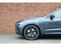 Volvo XC60 T6 Plug-in hybrid AWD Plus Black Edition | Luchtvering | Panoramisch dak met schuif-/kantel functie | Harman kardon geluidsinstallatie | Verwarmbaar stuurwiel | Stoelen achter verwarmbaar | 360 graden camera | Head-up Display | Getinte ramen achter | 21 inch Black ed. Velgen |