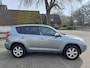 Toyota RAV4 2.0 VVTi X-Style complete in Nederland nieuw geleverde Rav4 automaat met leren bekleding en trekhaak!