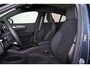Volvo EC40 Single Motor Extended Range Ultra Black Ed. 82 kWh Intellisafe Assist & Surround - 360º Camera - Harman Kardon audio - Verwarmde voorstoelen & stuur - Parkeersensoren voor & achter - Elektr. bedienb. voorstoelen met geheugen links - Apple® CarPlay - Android Auto - Draadloze tel. lader - Warmtepomp - 20 inch LMV