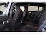 Volvo EC40 Single Motor Extended Range Ultra Black Ed. 82 kWh Intellisafe Assist & Surround - 360º Camera - Harman Kardon audio - Verwarmde voorstoelen & stuur - Parkeersensoren voor & achter - Elektr. bedienb. voorstoelen met geheugen links - Apple® CarPlay - Android Auto - Draadloze tel. lader - Warmtepomp - 20 inch LMV