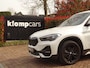 BMW X1 sDrive18i | Handbak | Uniek | PearlWeiss | Leer | Nav | All-black! | Privacy glass
