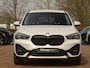 BMW X1 sDrive18i | Handbak | Uniek | PearlWeiss | Leer | Nav | All-black! | Privacy glass