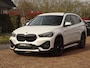 BMW X1 sDrive18i | Handbak | Uniek | PearlWeiss | Leer | Nav | All-black! | Privacy glass