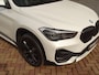 BMW X1 sDrive18i | Handbak | Uniek | PearlWeiss | Leer | Nav | All-black! | Privacy glass