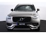 Volvo XC90 T8 Recharge AWD R-Design - Panorama/schuifdak - IntelliSafe Assist & Surround - Harman/Kardon audio - Adaptieve LED koplampen - Elektr. bedienb. voorstoelen met geheugen - Parkeercamera achter - Verwarmde voorstoelen & stuur - Head up display - Climate-Control 4-zone - Parkeersensoren voor & achter - Draadloze tel. lader - Extra getint glas - Standkachel - 22' LMV