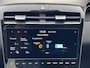 Hyundai Tucson 1.6 T-GDI PHEV Comfort Smart 4WD Automaat / Fabrieksgarantie tot 11-2027 / Dealer onderhouden / Weinig km / EAER 62 km / Elektrische klep / 1.350 kg trekgewicht / Adaptieve CC / Navigatie / Apple Carplay Android / 19" LM wielen /