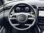 Hyundai Tucson 1.6 T-GDI PHEV Comfort Smart 4WD Automaat / Fabrieksgarantie tot 11-2027 / Dealer onderhouden / Weinig km / EAER 62 km / Elektrische klep / 1.350 kg trekgewicht / Adaptieve CC / Navigatie / Apple Carplay Android / 19" LM wielen /