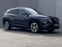 Hyundai Tucson 1.6 T-GDI PHEV Comfort Smart 4WD Automaat / Fabrieksgarantie tot 11-2027 / Dealer onderhouden / Weinig km / EAER 62 km / Elektrische klep / 1.350 kg trekgewicht / Adaptieve CC / Navigatie / Apple Carplay Android / 19" LM wielen /