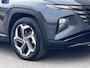 Hyundai Tucson 1.6 T-GDI PHEV Comfort Smart 4WD Automaat / Fabrieksgarantie tot 11-2027 / Dealer onderhouden / Weinig km / EAER 62 km / Elektrische klep / 1.350 kg trekgewicht / Adaptieve CC / Navigatie / Apple Carplay Android / 19" LM wielen /
