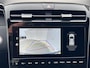 Hyundai Tucson 1.6 T-GDI PHEV Comfort Smart 4WD Automaat / Fabrieksgarantie tot 11-2027 / Dealer onderhouden / Weinig km / EAER 62 km / Elektrische klep / 1.350 kg trekgewicht / Adaptieve CC / Navigatie / Apple Carplay Android / 19" LM wielen /