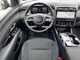 Hyundai Tucson 1.6 T-GDI PHEV Comfort Smart 4WD Automaat / Fabrieksgarantie tot 11-2027 / Dealer onderhouden / Weinig km / EAER 62 km / Elektrische klep / 1.350 kg trekgewicht / Adaptieve CC / Navigatie / Apple Carplay Android / 19" LM wielen /