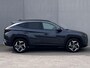 Hyundai Tucson 1.6 T-GDI PHEV Comfort Smart 4WD Automaat / Fabrieksgarantie tot 11-2027 / Dealer onderhouden / Weinig km / EAER 62 km / Elektrische klep / 1.350 kg trekgewicht / Adaptieve CC / Navigatie / Apple Carplay Android / 19" LM wielen /