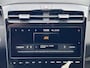 Hyundai Tucson 1.6 T-GDI PHEV Comfort Smart 4WD Automaat / Fabrieksgarantie tot 11-2027 / Dealer onderhouden / Weinig km / EAER 62 km / Elektrische klep / 1.350 kg trekgewicht / Adaptieve CC / Navigatie / Apple Carplay Android / 19" LM wielen /