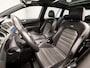 Volkswagen Golf Variant 2.0 TSI R 301Pk Automaat (PANORAMADAK, APPLE CARPLAY, NAVIGATIE, LEDER, KEYLESS, DYNAUDIO, CAMERA, ADAPTIVE CRUISE, MODE KNOP, GETINT GLAS, NIEUWSTAAT)