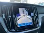Volvo V60 T6 Plug-in hybrid AWD Ultimate Dark | Panoramadak | Head up Display | Trekhaak | 360 Camera | Parkeersensoren voor en achter | Stoel en stuurwielverwarming | BLIS | LED | 19'' |