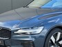 Volvo V60 T6 Plug-in hybrid AWD Ultimate Dark | Panoramadak | Head up Display | Trekhaak | 360 Camera | Parkeersensoren voor en achter | Stoel en stuurwielverwarming | BLIS | LED | 19'' |