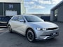 Hyundai Ioniq 5 Lounge 84 kWh SOH 100%| NIEUWE AUTO 45KM!!| VAN €60.000,- NU VOOR SLECHTS €45.877,- Uw LENTEVOORDEEL €14.123,-| ELEK. STOELEN MET MEMORY| WARMTEPOMP| BOSE AUDIO| HEAD-UP DISPLAY| STOELVERWARMING+ VENTILATIE| ACHTERBANK VERWARMD| SUPER COMPLEET!|