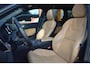 Volvo XC60 T8 Hybride AWD Ultimate Bright | Luchtvering | Massage | Stoel Ventilatie | Head-Up Display | 360° Camera |