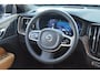 Volvo XC60 T8 Hybride AWD Ultimate Bright | Luchtvering | Massage | Stoel Ventilatie | Head-Up Display | 360° Camera |