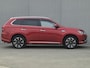 Mitsubishi Outlander 2.4 PHEV Intense+ Automaat / Dealer onderhouden / Trekhaak afneembaar / Glazen schuif- en kanteldak / Trekgewicht 1500 kg / Stuur- & Stoelverwarming / Rondomzicht camera / Keyless Entry/Start / Adaptief cruise control /
