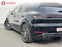 Porsche Cayenne 3.0 E-Hybrid Sport Chrono Head-Up Trekhaak NL Auto! Dealer Onderhouden VOL Nw.Prijs €157.500 | Stoelverwarming/Ventilatie | Bijrijdersdisplay | Luchtvering | BOSE