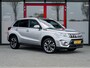 Suzuki Vitara 1.4 Boosterjet Stijl | Trekhaak | Schuif/ Kantel Pano Dak | Origineel NL | Camera | Navigatie | Adaptieve Cruise Control | 2e Eigenaar | Privacy Glas | Stoelverwarming | Flippers | Climate Control | Parkeersensoren | Metallic Lak |