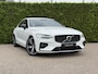 Volvo S60 B3 R-Design | Blis | Keyless | Trekhaak | AppleCarplay | Elektrische stoelen | Parkeer camera\sensoren |