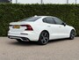 Volvo S60 B3 R-Design | Blis | Keyless | Trekhaak | AppleCarplay | Elektrische stoelen | Parkeer camera\sensoren |