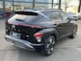 Hyundai Kona 1.6 GDI HEV Comfort Smart VAN €30.900,- NU VOOR SLECHTS €26.877,- Uw LENTEVOORDEEL €4.023,-| ELEK. ACHTERKLEP| STOEL + STUURVERWARMING| FABRIEKSGARANTIE HYUNDAI T/M 01-2029| DODE HOEK SENSOR| 360 CAMERA| ADAPTIVE CRUISE CONTROL|
