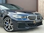 BMW 5-Serie 530e High Executive M-sport LCI | Comfortzetels, Laser Light, Panoramadak, Trekhaak, Leer, Apple Carplay, 360° camera