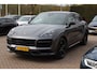 Porsche Cayenne Coupé 4.0 Turbo S E-Hybrid 680pk / TechArt / Trekhaak / Panoramadak / 360Camera / Head-up / Achterasbesturing / Keyless / Burmester / Softclose / Adaptieve Stoelen / 21'' / Cabron intr. / Luchtvering / Sportdesign+Chrono /