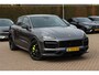 Porsche Cayenne Coupé 4.0 Turbo S E-Hybrid 680pk / TechArt / Trekhaak / Panoramadak / 360Camera / Head-up / Achterasbesturing / Keyless / Burmester / Softclose / Adaptieve Stoelen / 21'' / Cabron intr. / Luchtvering / Sportdesign+Chrono /