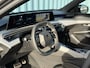 Peugeot e-5008 GT Avantage 73 kWh Alcantara bekleding | 360 camera | Adeptieve cruise control | Standkachel | Stoelverwarming | Elektrische stoelen met memory en massage | Lendensteun | Stuurwiel verwarming | Elektrische achterklep