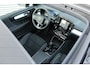 Volvo XC40 B4 Mild Hybrid Plus Black Edition | Panoramisch Schuif-/Kanteldak | Connect Mictrotech/Nubuck Bekleding | Visual Park Assist incl. 360 Graden Camera | Harman/Kardon Premium Geluidssysteem | Elektrisch Verstelbare Stoelen | Stuurverwarming | Stoelverwarming | Getint Glas Achter | Adaptieve Cruise Control | Pilot Assist | Keyless Entry | Elektrische Achterklep