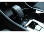 Volvo XC40 B4 Mild Hybrid Plus Black Edition | Panoramisch Schuif-/Kanteldak | Connect Mictrotech/Nubuck Bekleding | Visual Park Assist incl. 360 Graden Camera | Harman/Kardon Premium Geluidssysteem | Elektrisch Verstelbare Stoelen | Stuurverwarming | Stoelverwarming | Getint Glas Achter | Adaptieve Cruise Control | Pilot Assist | Keyless Entry | Elektrische Achterklep
