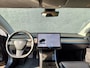Tesla Model 3 SR+ 325PK AutoPilot Leer Pano-Dak Adaptive Cruise Camera's Elektr.-Stuur+Stoelen+Spiegels+Geheugen+Easy-Entry+Verwarmde stoelen Park assistent Pdc WIFI Ecc Lane-Assist Speed-Assist Ecc Navi Led DAB Voorverwarmen interieur via App Keyless One-Pedal-Drive SOH 82% 1e Eigenaar Origineel Nederlandse Auto 1.584kg licht!