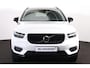 Volvo XC40 T5 Recharge R-Design - IntelliSafe Assist & Surround - Verwarmde voorstoelen & stuur - Draadloze tel. lader - Elektr. bedienb. voorstoelen - Parkeercamera achter - Adaptieve LED koplampen - Parkeersensoren voor & achter - Extra getint glas - 19" LMV