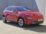 Hyundai Kona Electric EV Fashion 64 kWh Automaat / Accu SOH 100% / Dealer onderhouden / CCS snellader / WLTP bereik 484 km bereik stad 660 km / Warmtepomp / Head Up Display / Adaptief cruise control / Achteruitrijcamera / Stuur- & Stoelverwarming /