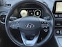Hyundai Kona Electric EV Premium 64 kWh / Fabrieksgarantie t/m 11-2027 / Accu SOH 100% / Dealer onderhouden / CCS snellader / WLTP 484 km / Warmtepomp / Head Up Display / Adaptief cruise control / Achteruitrijcamera / Stuur- & Stoelverwarming /