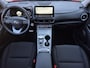 Hyundai Kona Electric EV Premium 64 kWh / Fabrieksgarantie t/m 11-2027 / Accu SOH 100% / Dealer onderhouden / CCS snellader / WLTP 484 km / Warmtepomp / Head Up Display / Adaptief cruise control / Achteruitrijcamera / Stuur- & Stoelverwarming /