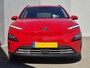 Hyundai Kona Electric EV Premium 64 kWh / Fabrieksgarantie t/m 11-2027 / Accu SOH 100% / Dealer onderhouden / CCS snellader / WLTP 484 km / Warmtepomp / Head Up Display / Adaptief cruise control / Achteruitrijcamera / Stuur- & Stoelverwarming /
