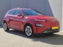 Hyundai Kona Electric EV Premium 64 kWh / Fabrieksgarantie t/m 11-2027 / Accu SOH 100% / Dealer onderhouden / CCS snellader / WLTP 484 km / Warmtepomp / Head Up Display / Adaptief cruise control / Achteruitrijcamera / Stuur- & Stoelverwarming /