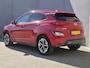 Hyundai Kona Electric EV Premium 64 kWh / Fabrieksgarantie t/m 11-2027 / Accu SOH 100% / Dealer onderhouden / CCS snellader / WLTP 484 km / Warmtepomp / Head Up Display / Adaptief cruise control / Achteruitrijcamera / Stuur- & Stoelverwarming /